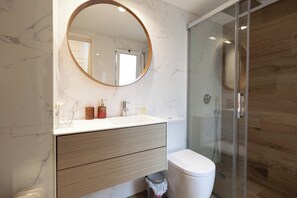 Een douche, een haardroger, handdoeken