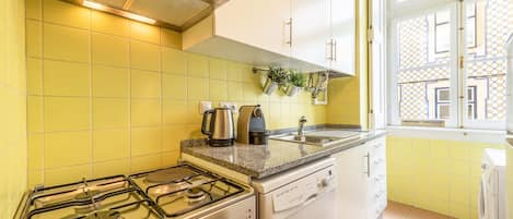 Frigorifero, microonde, forno, piano cottura
