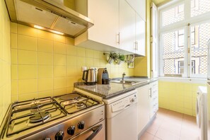 Frigorifero, microonde, forno, piano cottura