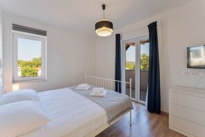 3 bedrooms, desk, iron/ironing board, travel crib