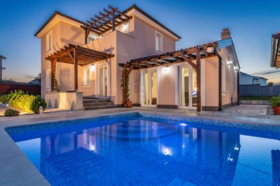 Prunkvolle Villa mit GroĂem Pool