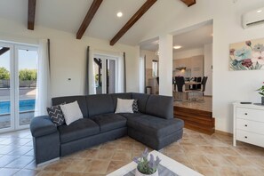 Smart TV, fireplace - Prunkvolle Villa mit Großem Pool (Sveti Lovreč)