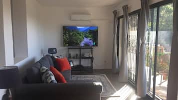 Een smart-tv en een tafeltennistafel