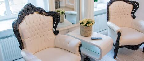 Deluxe Apartment | Living area | Flat-screen TV