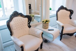 Apartamento Deluxe | Zona de estar | Una televisión de pantalla plana