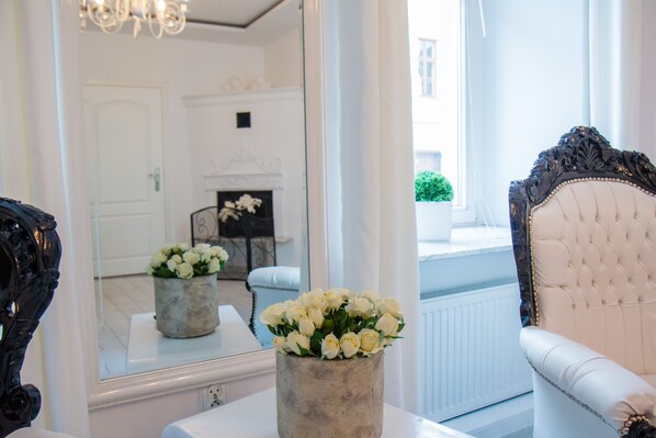 Apartamento Deluxe | Zona de estar | Una televisión de pantalla plana