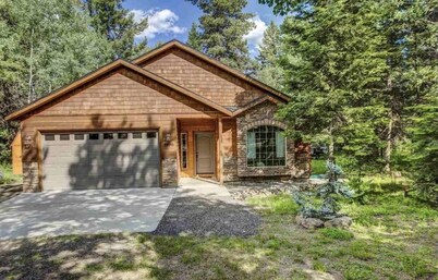  Beautiful McCall family CABIN with hot tub 1.5 miles from downtown McCall 