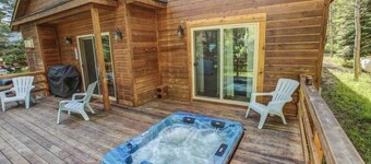  Beautiful McCall family CABIN with hot tub 1.5 miles from downtown McCall 