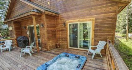 Beautiful McCall family CABIN with hot tub 1.5 miles from downtown McCall