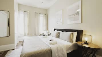 3 soverom, skrivebord, strykejern/-brett og reiseseng for barn