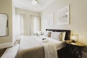 3 soverom, skrivebord, strykejern/-brett og reiseseng for barn