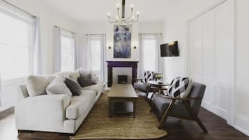 Smart-TV, peis og bøker