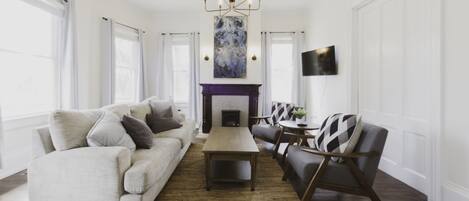 TV connectée, cheminée, livres