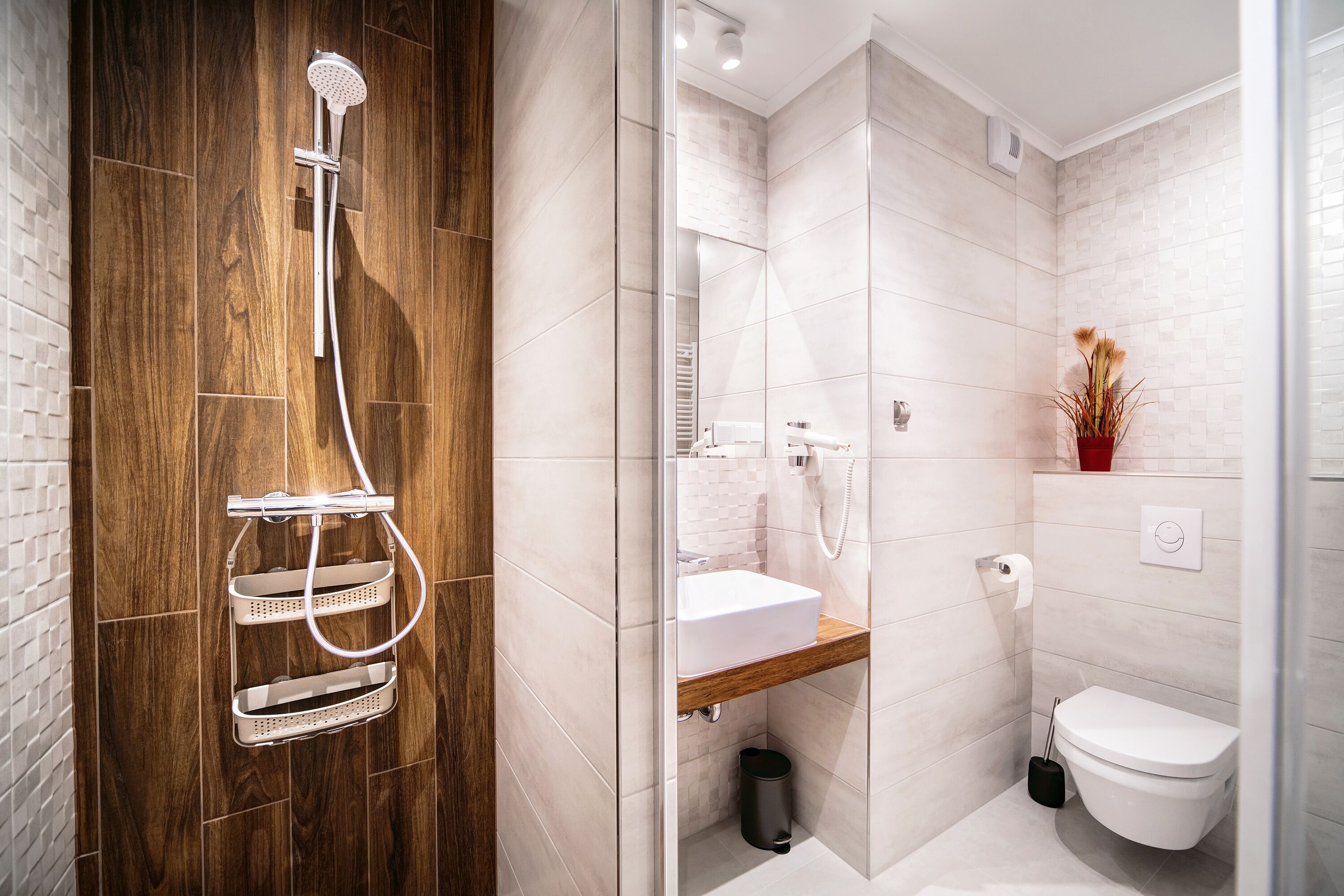Studio Design | Salle de bain | Douche, douche cascade, séchoir à cheveux, savon