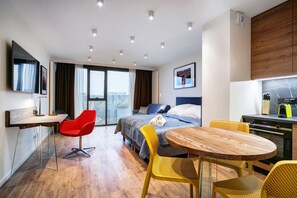 Design-studio | Oleskelualue | 50–tuumainen äly-TV, jossa digitaalikanavat