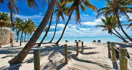 Two-bedroom townhouse overlooking the harbor.
ONLY AVAILABLE Nov. 8 - Nov 15