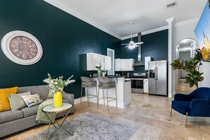 TV - 20% OFF Monthly | 10% OFF Weekly-Modern Condo Steps to St. Charles Ave & Close to FQ (New Orleans)