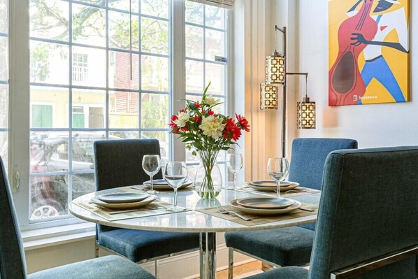 Dining - 20% OFF Monthly | 10% OFF Weekly-Modern Condo Steps to St. Charles Ave & Close to FQ (New Orleans)