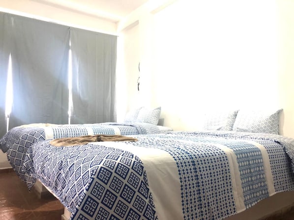 Habitación empresarial doble | Cortinas blackout, wifi gratis y ropa de cama 