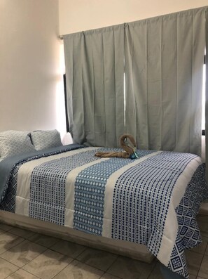 Business Room | Blackout drapes, free WiFi, bed sheets