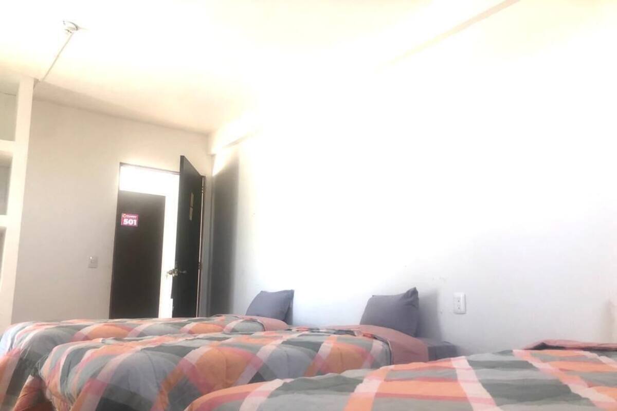 Cortinas blackout, wifi gratis y ropa de cama