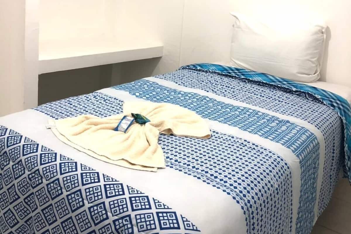 Habitación empresarial | Cortinas blackout, wifi gratis y ropa de cama