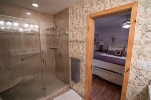 Douche, sèche-cheveux, serviettes fournies, savon