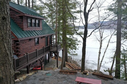 Highly recommended lake side cabin.  Welcome to Majestic Pines on Schroon Lake.