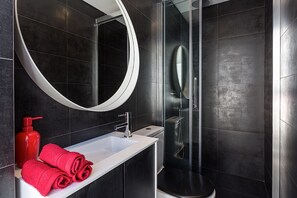 Shower, hair dryer, towels - Dalyan Silver Duplex Apartment, Wifi, Terrace !new! (Santarém)