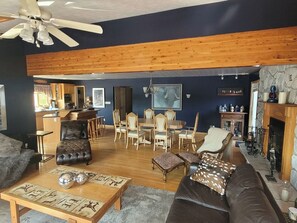 Smart TV, fireplace, video library, stereo - Georgian Bay Riverside Retreat (Britt)