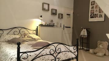 3 quartos, ferros/tábuas de passar roupa, berço de viagem