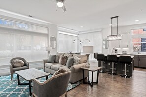 TV - Open Floorplan Ideal Location (Asheville)