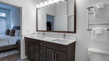 Sèche-cheveux, serviettes fournies