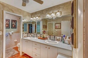 Bathtub, hair dryer, towels, toilet paper - Gorgeous waterfront Spanish villa with heated pool on beautiful oversized canal! (Cape Coral)