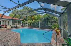 Una piscina al aire libre, una piscina climatizada