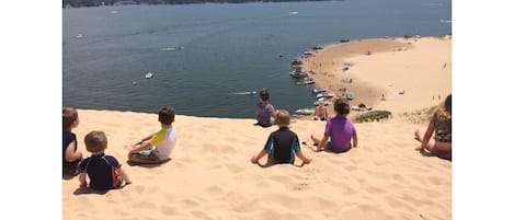 Una spiaggia nelle vicinanze