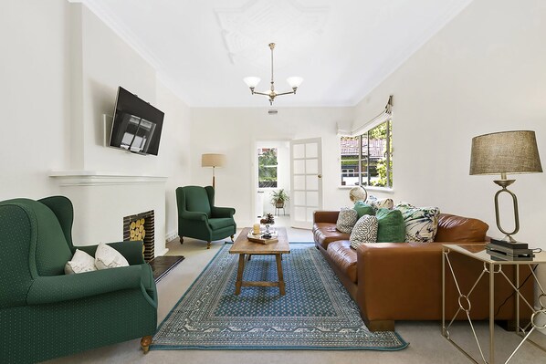 Departamento básico, 2 habitaciones | Sala de estar | Televisión de pantalla plana, Netflix y servicios de streaming 