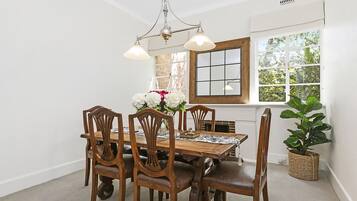 Basic Apartment, 2 Bedrooms | In-room dining