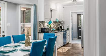 NEW! Cozy Raleigh Home w/ Porch & Fenced yard-Mins to Downtown ! *pet friendly*