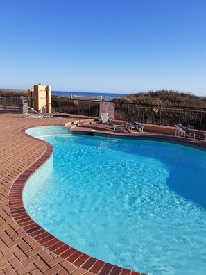 حمّام سباحة خارجي، حمّام سباحة مُدفَّأ