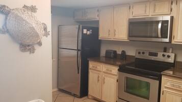 Kylskåp, mikrovågsugn, ugn och spishäll