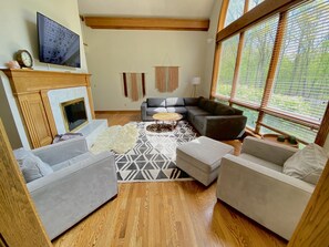 Smart TV, futbolito, tenis de mesa y oficina