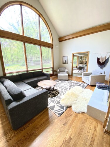 30 min from Notre Dame + Hottub, 10 acre estate and game room