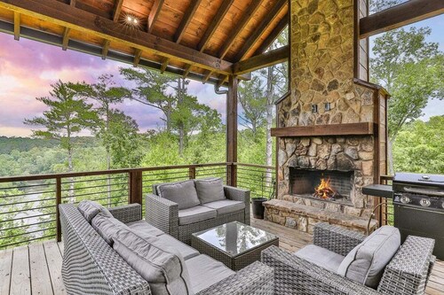 Mountain River Lodge - Stunning Log Home