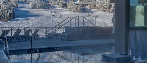 من حمّامات السباحة المغطاة، حمّام سباحة خارجي