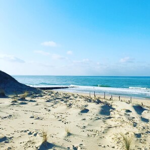 A sandy beach with footprints, a wooden fence, and the ocean in the background. - Seignosse Vacation Home for 8 People (Seignosse)