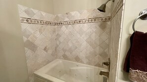 Duschwanne, Handtücher, Seife, Toilettenpapier