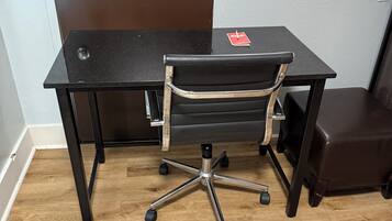 1 bedroom, pillow-top beds, desk, laptop workspace