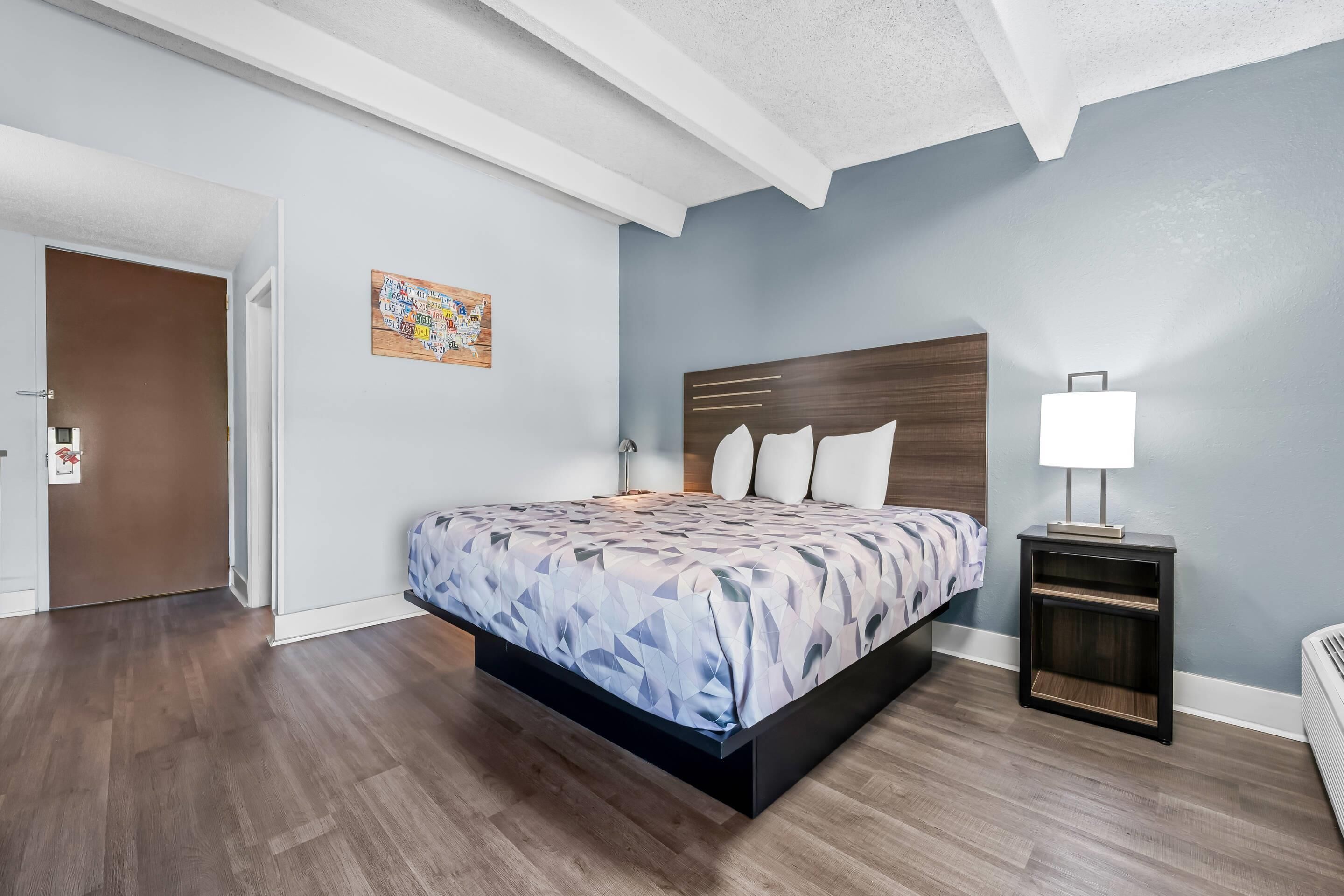 Rom, 1 kingsize-seng, tilgjengelighetstilpasset, ikke-røyk | Senger med overmadrass, skrivebord og skrivebord for bærbar PC