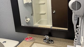 Habitación estándar, 2 camas de matrimonio, no fumadores | Baño | Ducha y bañera combinadas y cabezal de ducha tipo lluvia